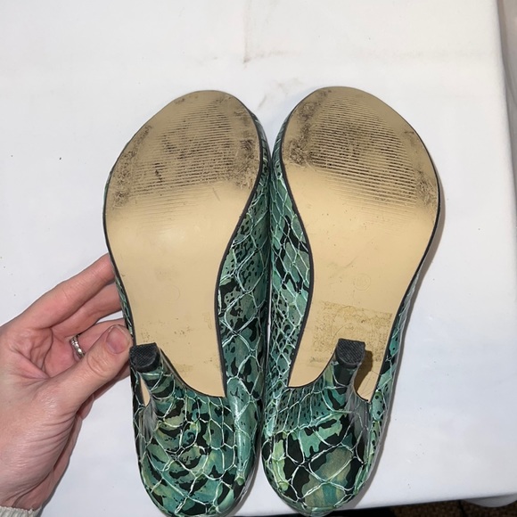 Turquoise faux snakeskin peep toe heels - Picture 8 of 10